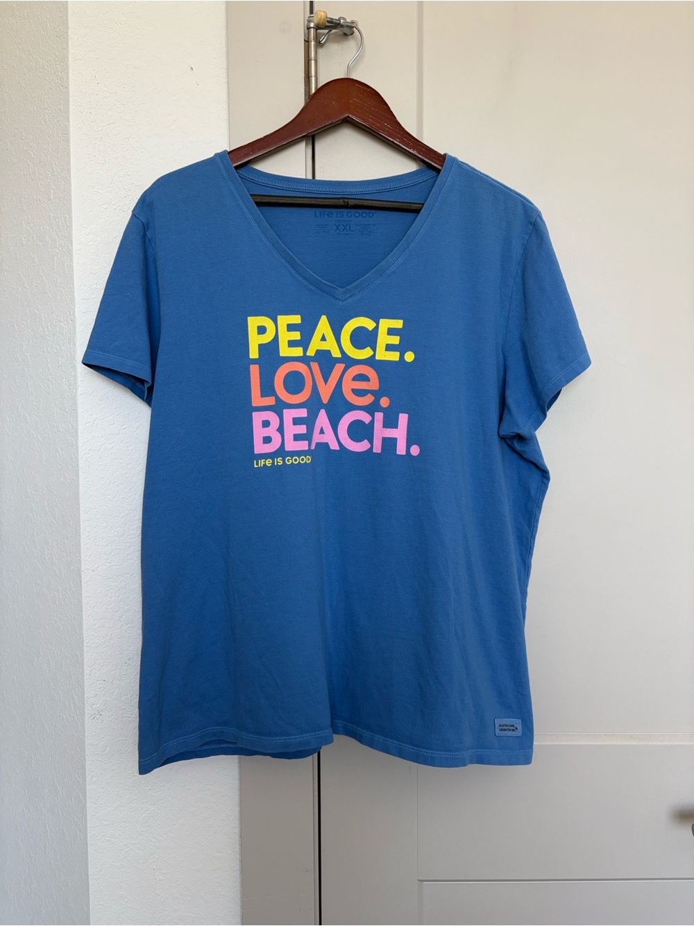 LIFE IS GOOD PEACE LOVE BEACH V-NECK T-SHIRT BLUE WOMENS XXL